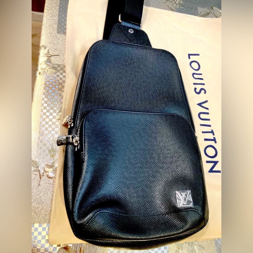💯% Authentic Louis Vuitton Taiga body bag